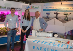 Niels Jacobs en Lizan Verbong van Light4Food en Jos Groenewegen van Maurice Kassenbouw. Maurice leverde eind vorig jaar nog 6 hectare kas voor Royal Berry op. https://www.groentennieuws.nl/article/9171945/zes-hectare-aardbeienkas-royal-berry-klaar-voor-nieuwe-extra-vroege-teelt/